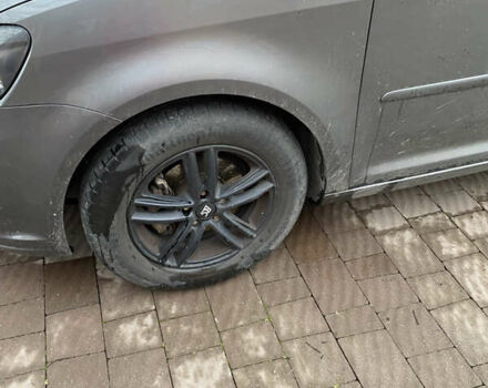 Серый Фольксваген Туран, объемом двигателя 1.6 л и пробегом 229 тыс. км за 11600 $, фото 5 на Automoto.ua