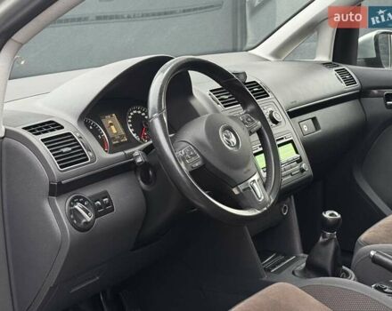 Серый Фольксваген Туран, объемом двигателя 1.6 л и пробегом 287 тыс. км за 9500 $, фото 6 на Automoto.ua