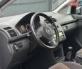 Серый Фольксваген Туран, объемом двигателя 1.6 л и пробегом 287 тыс. км за 9500 $, фото 6 на Automoto.ua