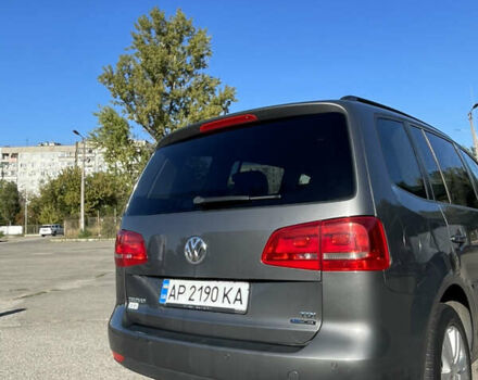 Серый Фольксваген Туран, объемом двигателя 1.6 л и пробегом 301 тыс. км за 9000 $, фото 1 на Automoto.ua