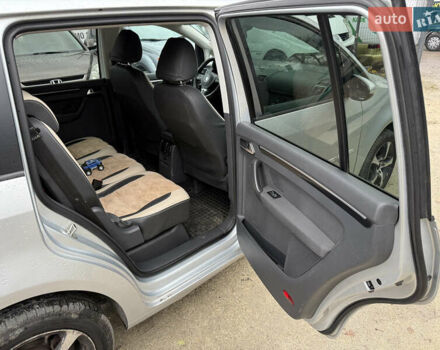 Серый Фольксваген Туран, объемом двигателя 1.4 л и пробегом 300 тыс. км за 7000 $, фото 14 на Automoto.ua