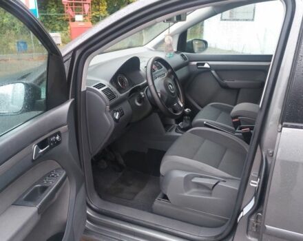 Серый Фольксваген Туран, объемом двигателя 1.6 л и пробегом 264 тыс. км за 10300 $, фото 3 на Automoto.ua