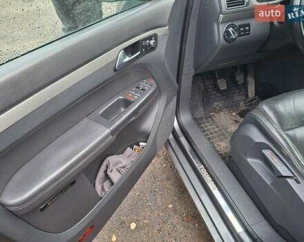 Серый Фольксваген Туран, объемом двигателя 2 л и пробегом 220 тыс. км за 11800 $, фото 6 на Automoto.ua