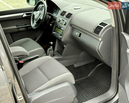 Сірий Фольксваген Туран, об'ємом двигуна 1.6 л та пробігом 244 тис. км за 10550 $, фото 34 на Automoto.ua