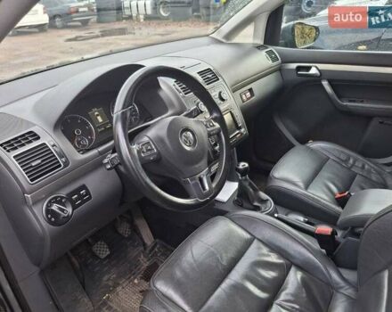 Серый Фольксваген Туран, объемом двигателя 2 л и пробегом 220 тыс. км за 11800 $, фото 9 на Automoto.ua