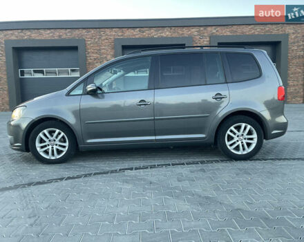 Серый Фольксваген Туран, объемом двигателя 1.6 л и пробегом 331 тыс. км за 8700 $, фото 2 на Automoto.ua