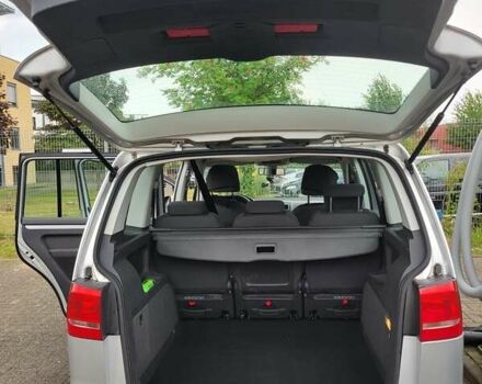 Серый Фольксваген Туран, объемом двигателя 1.6 л и пробегом 367 тыс. км за 10454 $, фото 10 на Automoto.ua