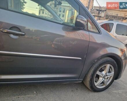 Серый Фольксваген Туран, объемом двигателя 1.97 л и пробегом 325 тыс. км за 14000 $, фото 2 на Automoto.ua