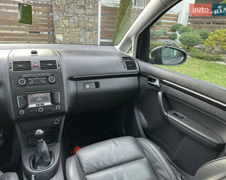 Сірий Фольксваген Туран, об'ємом двигуна 2 л та пробігом 224 тис. км за 12199 $, фото 131 на Automoto.ua