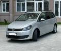 Серый Фольксваген Туран, объемом двигателя 1.6 л и пробегом 290 тыс. км за 9900 $, фото 1 на Automoto.ua