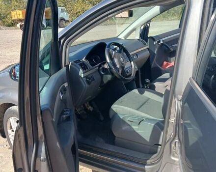 Серый Фольксваген Туран, объемом двигателя 1.6 л и пробегом 248 тыс. км за 10700 $, фото 5 на Automoto.ua