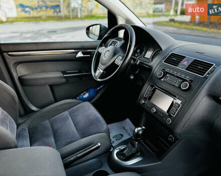 Серый Фольксваген Туран, объемом двигателя 2 л и пробегом 278 тыс. км за 11950 $, фото 39 на Automoto.ua