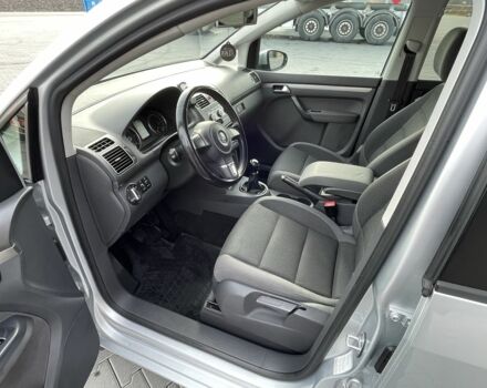Сірий Фольксваген Туран, об'ємом двигуна 2 л та пробігом 261 тис. км за 10000 $, фото 14 на Automoto.ua