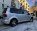 Серый Фольксваген Туран, объемом двигателя 1.6 л и пробегом 300 тыс. км за 9600 $, фото 1 на Automoto.ua