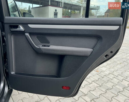 Серый Фольксваген Туран, объемом двигателя 1.6 л и пробегом 201 тыс. км за 12800 $, фото 13 на Automoto.ua