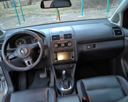 Сірий Фольксваген Туран, об'ємом двигуна 2 л та пробігом 270 тис. км за 9000 $, фото 15 на Automoto.ua