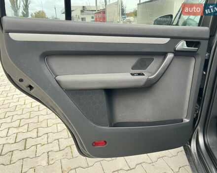 Серый Фольксваген Туран, объемом двигателя 1.6 л и пробегом 201 тыс. км за 12800 $, фото 11 на Automoto.ua