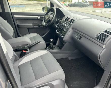 Серый Фольксваген Туран, объемом двигателя 1.6 л и пробегом 201 тыс. км за 12800 $, фото 16 на Automoto.ua