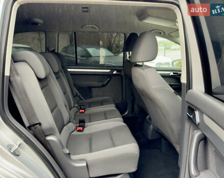 Серый Фольксваген Туран, объемом двигателя 1.39 л и пробегом 223 тыс. км за 10500 $, фото 3 на Automoto.ua