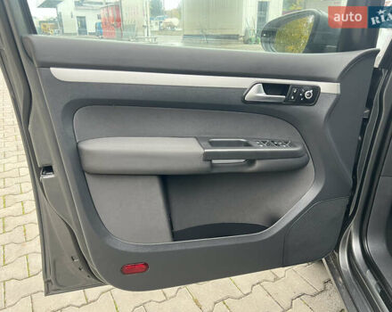 Серый Фольксваген Туран, объемом двигателя 1.6 л и пробегом 201 тыс. км за 12800 $, фото 18 на Automoto.ua