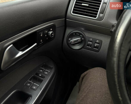 Серый Фольксваген Туран, объемом двигателя 1.6 л и пробегом 242 тыс. км за 10700 $, фото 38 на Automoto.ua