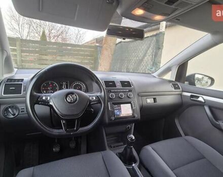 Серый Фольксваген Туран, объемом двигателя 1.6 л и пробегом 300 тыс. км за 10500 $, фото 1 на Automoto.ua
