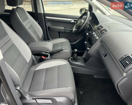 Серый Фольксваген Туран, объемом двигателя 1.6 л и пробегом 201 тыс. км за 12800 $, фото 17 на Automoto.ua