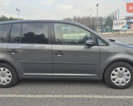 Серый Фольксваген Туран, объемом двигателя 1.6 л и пробегом 300 тыс. км за 10500 $, фото 5 на Automoto.ua