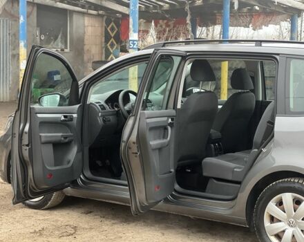 Серый Фольксваген Туран, объемом двигателя 1.6 л и пробегом 227 тыс. км за 9350 $, фото 16 на Automoto.ua