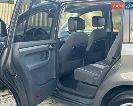 Серый Фольксваген Туран, объемом двигателя 2 л и пробегом 253 тыс. км за 12700 $, фото 14 на Automoto.ua