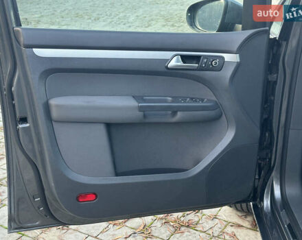 Серый Фольксваген Туран, объемом двигателя 2 л и пробегом 253 тыс. км за 12700 $, фото 13 на Automoto.ua