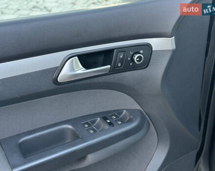 Серый Фольксваген Туран, объемом двигателя 2 л и пробегом 253 тыс. км за 12700 $, фото 12 на Automoto.ua