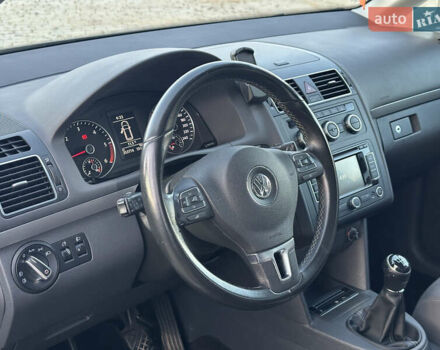 Серый Фольксваген Туран, объемом двигателя 2 л и пробегом 253 тыс. км за 12700 $, фото 11 на Automoto.ua