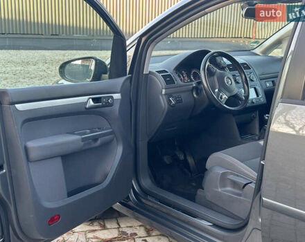 Серый Фольксваген Туран, объемом двигателя 2 л и пробегом 253 тыс. км за 12700 $, фото 9 на Automoto.ua