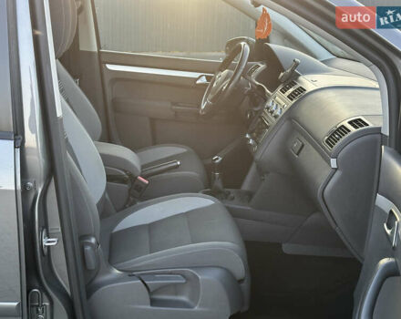 Серый Фольксваген Туран, объемом двигателя 2 л и пробегом 253 тыс. км за 12700 $, фото 26 на Automoto.ua