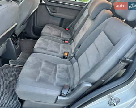 Серый Фольксваген Туран, объемом двигателя 2 л и пробегом 285 тыс. км за 11900 $, фото 16 на Automoto.ua