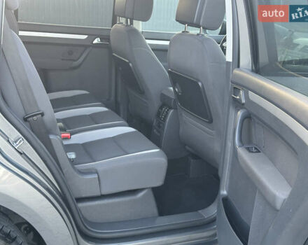 Серый Фольксваген Туран, объемом двигателя 2 л и пробегом 253 тыс. км за 12700 $, фото 19 на Automoto.ua