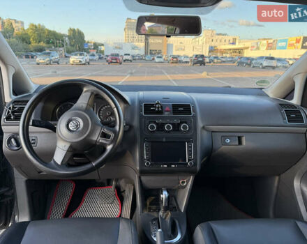 Сірий Фольксваген Туран, об'ємом двигуна 2 л та пробігом 342 тис. км за 9600 $, фото 7 на Automoto.ua