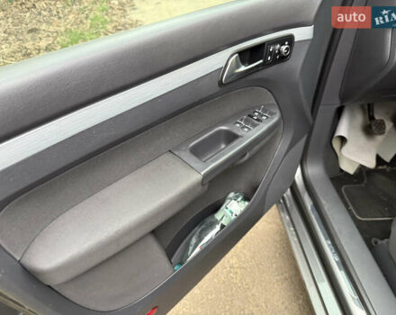 Серый Фольксваген Туран, объемом двигателя 1.6 л и пробегом 230 тыс. км за 13300 $, фото 41 на Automoto.ua