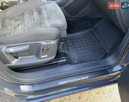 Серый Фольксваген Туран, объемом двигателя 1.6 л и пробегом 210 тыс. км за 16400 $, фото 20 на Automoto.ua