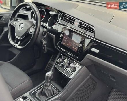 Серый Фольксваген Туран, объемом двигателя 2 л и пробегом 240 тыс. км за 17300 $, фото 65 на Automoto.ua