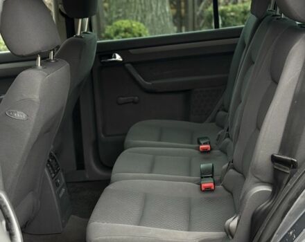 Сірий Фольксваген Туран, об'ємом двигуна 1.6 л та пробігом 200 тис. км за 5700 $, фото 4 на Automoto.ua