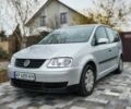 Серый Фольксваген Туран, объемом двигателя 1.6 л и пробегом 181 тыс. км за 5300 $, фото 1 на Automoto.ua