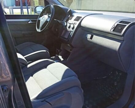 Серый Фольксваген Туран, объемом двигателя 2 л и пробегом 224 тыс. км за 3494 $, фото 5 на Automoto.ua