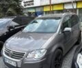 Серый Фольксваген Туран, объемом двигателя 2 л и пробегом 250 тыс. км за 4800 $, фото 1 на Automoto.ua