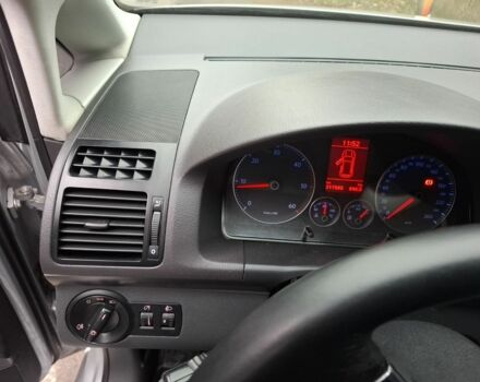 Сірий Фольксваген Туран, об'ємом двигуна 0 л та пробігом 318 тис. км за 7200 $, фото 6 на Automoto.ua