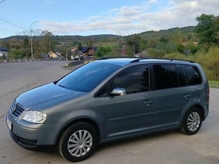 Серый Фольксваген Туран, объемом двигателя 1.6 л и пробегом 235 тыс. км за 4999 $, фото 1 на Automoto.ua