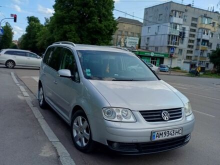 Серый Фольксваген Туран, объемом двигателя 2 л и пробегом 260 тыс. км за 5400 $, фото 1 на Automoto.ua