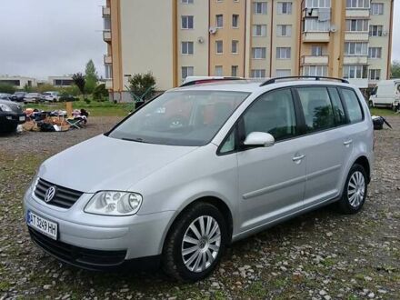 Серый Фольксваген Туран, объемом двигателя 1.6 л и пробегом 237 тыс. км за 4990 $, фото 1 на Automoto.ua