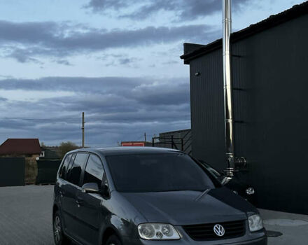 Серый Фольксваген Туран, объемом двигателя 1.6 л и пробегом 270 тыс. км за 5100 $, фото 1 на Automoto.ua